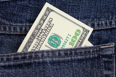 bir kot pantolon cebinde dolar