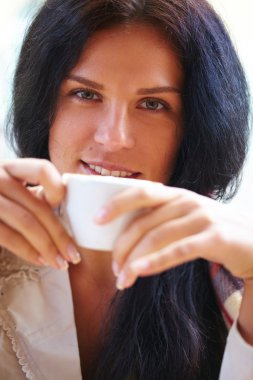 kahve fincanı kadınla