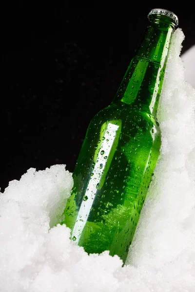 Bierfles in sneeuw — Stockfoto