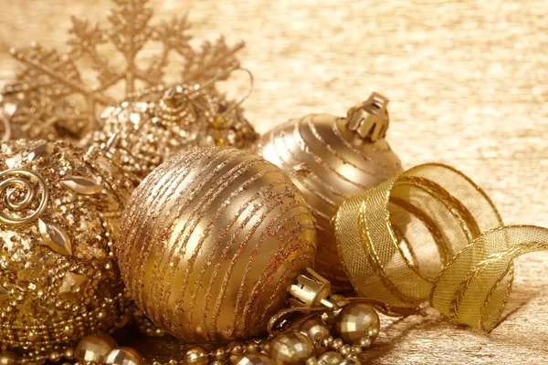 Gouden kerstballen — Stockfoto