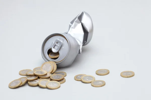 Crushed Aluminum Can with coins — Stock Photo, Image