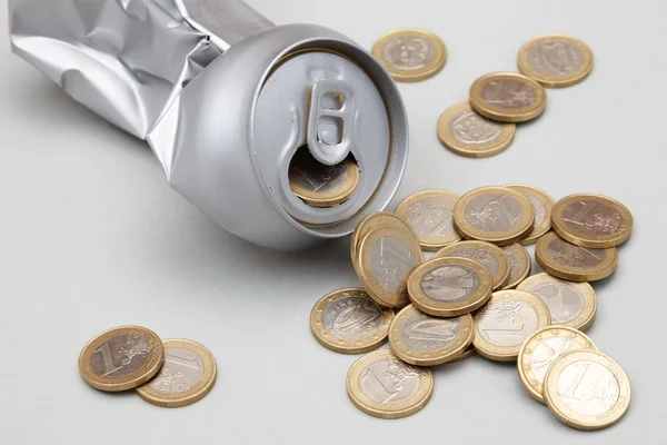 押しつぶされたアルミ缶の硬貨 — ストック写真