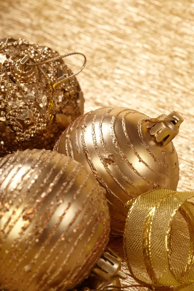 Gouden kerstballen — Stockfoto