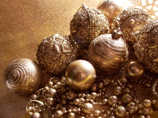 Gouden kerstballen — Stockfoto