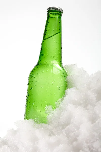 Garrafa de cerveja na neve — Fotografia de Stock