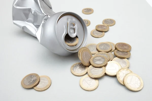Crushed Aluminum Can with coins — Stock Photo, Image