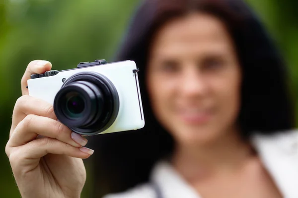 Bonita mujer haciendo foto —  Fotos de Stock