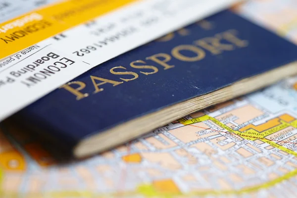 Paspoort op kaart — Stockfoto
