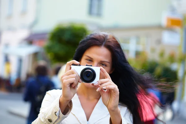 Nette Frau macht Foto — Stockfoto