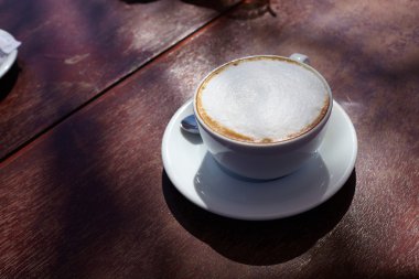 açık bir kafede kahve