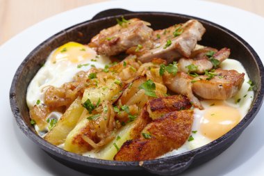 patates ve yumurta ile kızarmış et