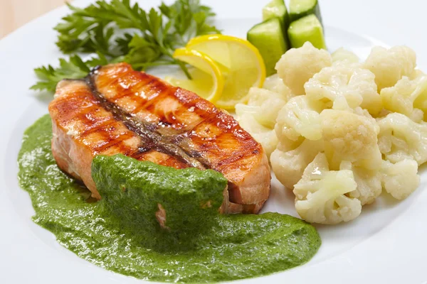 Salmon steak with cauliflower — Stock Photo, Image