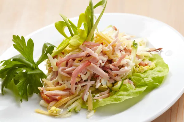 Salada com presunto — Fotografia de Stock