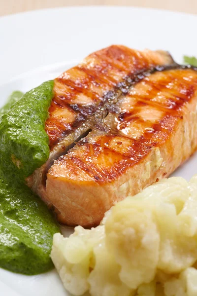 Salmon steak with cauliflower — Stock Photo, Image