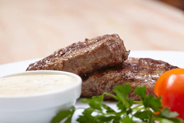 Steak met saus — Stockfoto