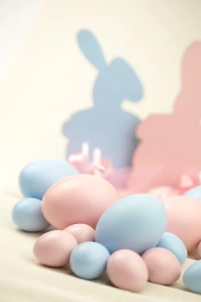Ovos de Páscoa e coelho — Fotografia de Stock