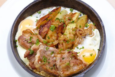 patates ve yumurta ile kızarmış et