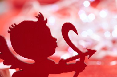 Cupid kırmızı zemin üzerine