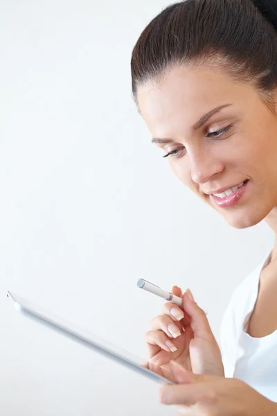 Frau hält Tablet-PC in der Hand — Stockfoto