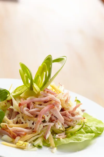 Salada com presunto — Fotografia de Stock