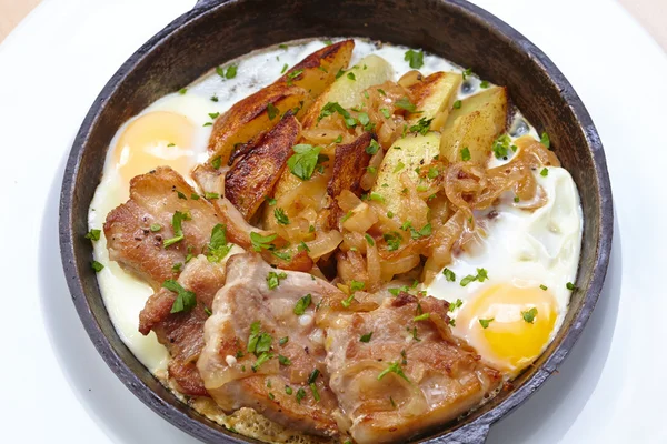 Gebratenes Fleisch mit Kartoffeln und Ei — Stockfoto