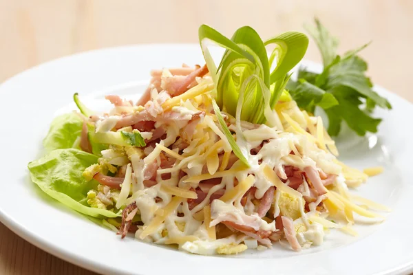 Salat mit Schinken — Stockfoto