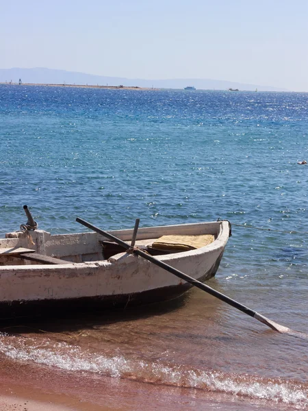 Denizdeki tekne. — Stok fotoğraf