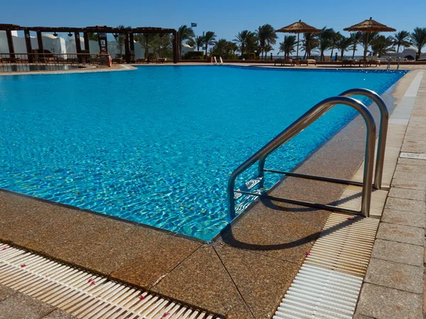 Piscina di hotel di lusso — Foto Stock