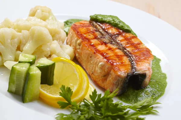 Salmon steak with cauliflower — Stock Photo, Image