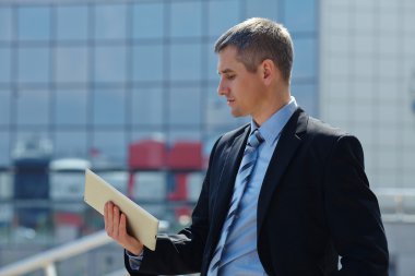 Bir Tablet Kullanan İşadamı