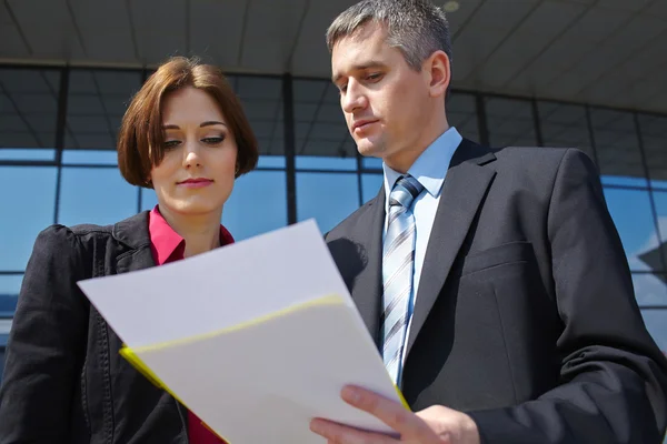 Business man and woman outdoor — Stock Photo, Image