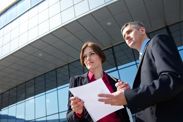 Business man en vrouw buiten — Stockfoto