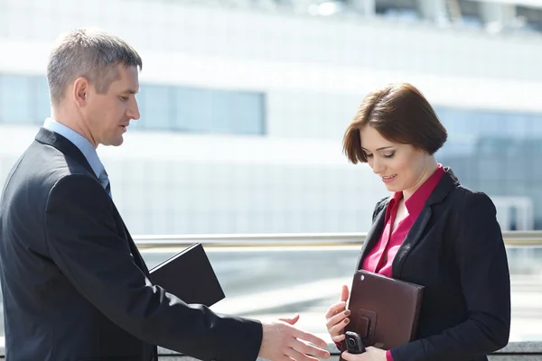 Homme d'affaires et femme de plein air — Photo