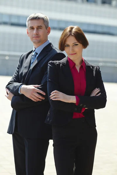 Hombre y mujer de negocios al aire libre — Foto de Stock