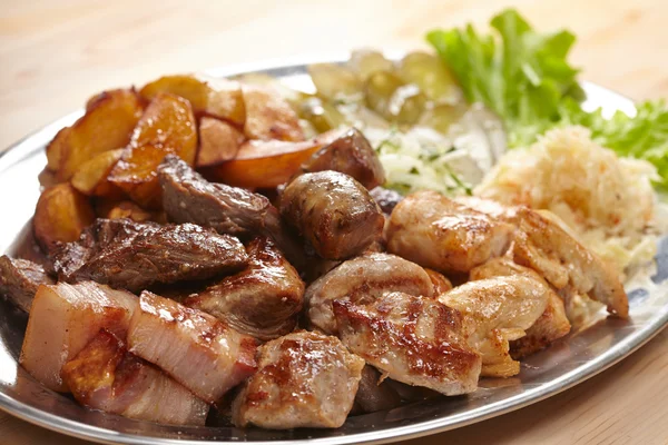 Fleisch mit Kohl und Kartoffeln — Stockfoto