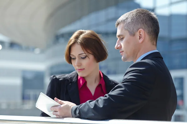 Business man and woman outdoor — Stock Photo, Image