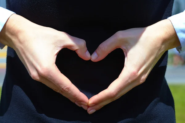 Donna mano nel cuore — Foto Stock