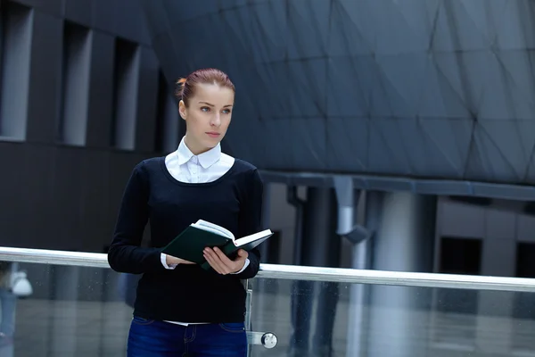 Mulher com livro — Fotografia de Stock