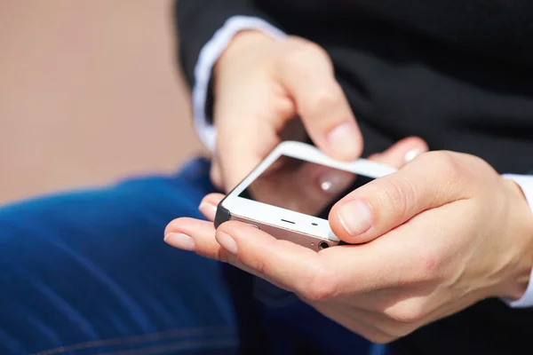 Las manos de la mujer con teléfono móvil — Foto de Stock