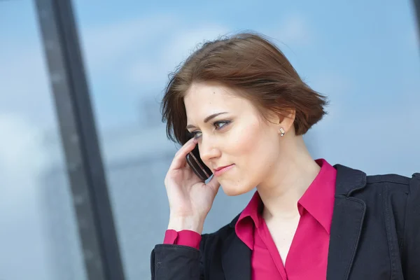 Femme d'affaires avec téléphone portable — Photo