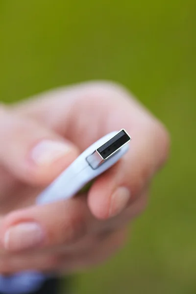 Hand hält schwarzen USB-Datenspeicher — Stockfoto