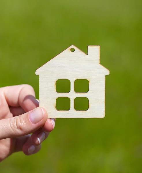 Hand met houten huis — Stockfoto