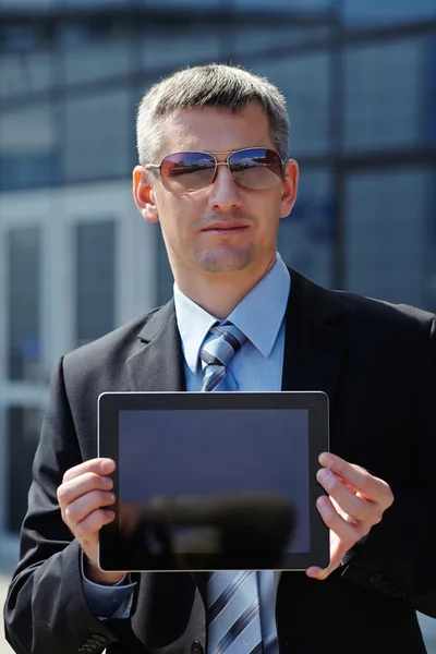Homme d'affaires utilisant une tablette — Photo