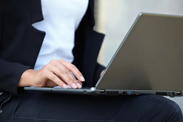 Zakenvrouw met laptop — Stockfoto