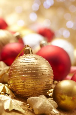 Altın ve kırmızı topları