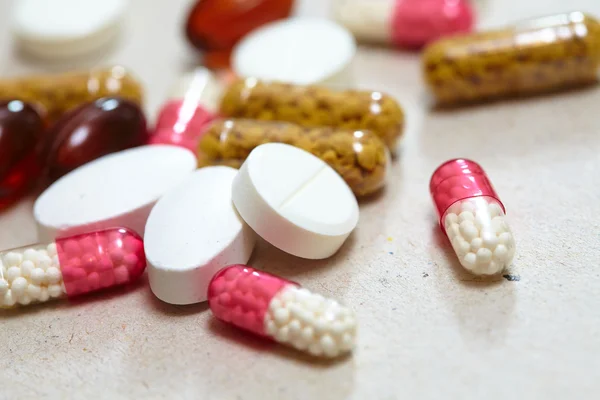 Piros és fehér tabletták — Stock Fotó