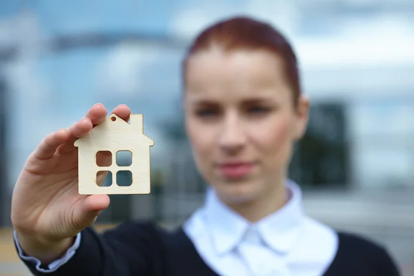 Hand op huis. — Stockfoto