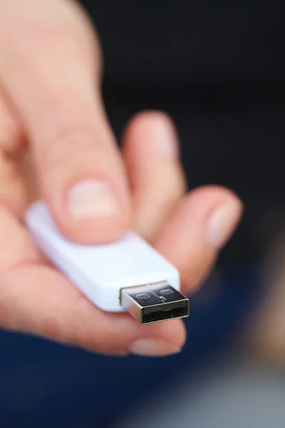 Mão com dados USB — Fotografia de Stock