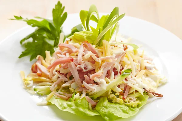 Salat mit Schinken — Stockfoto
