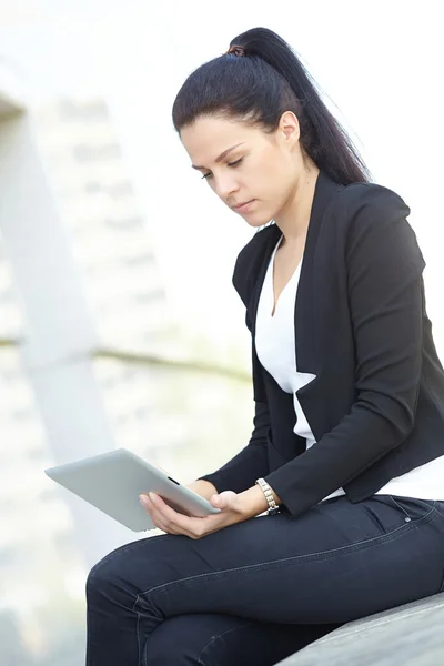 Femme d'affaires en plein air — Photo